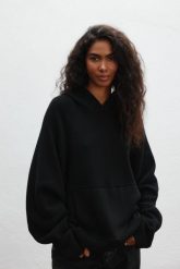 Sweter z kapturem typu oversize w kolorze BLACK - LAFFI. Czarne swetry nierozpinane damskie Marsala, s, bez wzorów, z jeansu, boho, bez kołnierzyka, bez ramiączek. Za 589.90 zł.