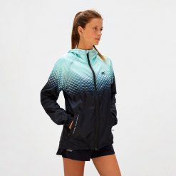 Damska lekka kurtka przeciwwiatrowa do biegania i trailu PERFORMANCE WINDBREAKER. Zielone kurtki sportowe damskie BODYCROSS, na zimę, xs, bez wzorów, z materiału, bez ramiączek, bez kaptura, do biegania. Za 739.99 zł.