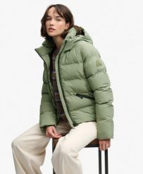 Superdry Pikowana kurtka z kapturem City — Wypełnienie z recyklingu – Light. Zielone kurtki męskie Superdry, z aplikacjami, z materiału, z kapturem. Za 464.00 zł.