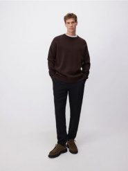 Gładki sweter z bawełną - ciemnobrązowy. Brązowe swetry męskie Reserved, l, bez wzorów, z bawełny, bez kołnierzyka, bez ramiączek. W wyprzedaży za 49.99 zł.