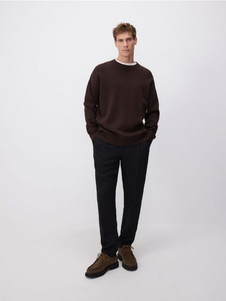 Gładki sweter z bawełną - ciemnobrązowy. Brązowe swetry męskie Reserved, l, bez wzorów, z bawełny, bez kołnierzyka, bez ramiączek. W wyprzedaży za 49.99 zł.