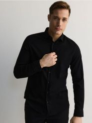 Bawełniana koszula super slim fit - czarny. Czarne koszule męskie Reserved, l, bez wzorów, z bawełny, bez kołnierzyka, bez ramiączek. W wyprzedaży za 89.99 zł.