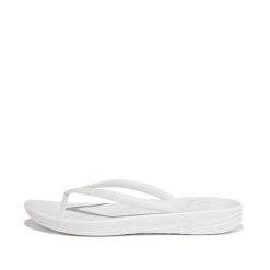 Klapki damskie FitFlop Iqushion. Białe klapki damskie FIT FLOP, na lato, bez wzorów, z materiału, eleganckie, bez obcasa, bez zapięcia. Za 69.00 zł.