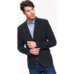MARYNARKA MĘSKA SLIM W KRATĘ. Szare garnitury męskie TOP SECRET, l, bez wzorów, z jeansu, eleganckie, bez kołnierzyka, bez ramiączek. W wyprzedaży za 119.99 zł.