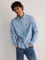 Jeansowa koszula regular fit - niebieski. Niebieskie koszule męskie Reserved, l, bez wzorów, z bawełny, bez kołnierzyka, bez ramiączek. W wyprzedaży za 79.99 zł.