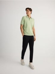 Sweter polo z wiskozą - jasnozielony. Zielone swetry męskie Reserved, l, bez wzorów, z dzianiny, bez kołnierzyka, bez ramiączek. W wyprzedaży za 55.99 zł.