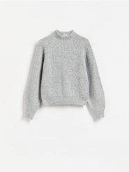 Sweter ze stójką - jasnoszary. Szare swetry nierozpinane damskie Reserved, l, bez wzorów, z dzianiny, bez kołnierzyka, bez ramiączek. Za 129.99 zł.