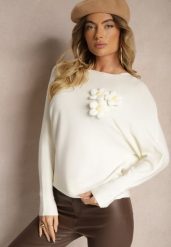 Biały Nietoperzowy Sweter z Wiskozą Zdobiony Aplikacją w Kształcie Kwiatów Evasinae. Białe swetry nierozpinane damskie Renee, z aplikacjami, z jeansu, casualowe, bez kołnierzyka, bez ramiączek. Za 79.99 zł.
