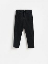 Jeansy mom fit slim - czarny. Czarne jeansy damskie Reserved, bez wzorów, z bawełny. Za 129.99 zł.