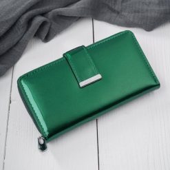 Portfel damski skórzany duży lakierowany zielony poziomy z RFID SP-25-GR. Zielone portfele damskie z lakierowanej skóry. Za 119.00 zł.