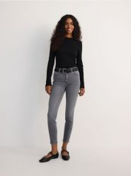 Jeansy slim push up - jasnoszary. Szare jeansy damskie Reserved, bez wzorów, z denimu. W wyprzedaży za 69.99 zł.