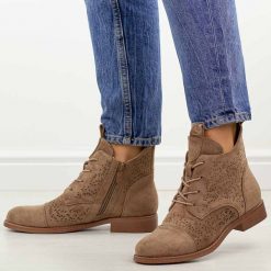 Coffee zamszowe ażurowe botki damskie S.Barski 8009. Botki damskie S.BARSKI, na jesień, w ażurowe wzory, z jeansu, eleganckie, z okrągłym noskiem, bez obcasa, na obcasie, bez zapięcia. Za 229.00 zł.