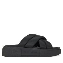Klapki Tommy Jeans. Czarne klapki damskie Tommy Jeans, bez wzorów, z jeansu, bez obcasa, bez zapięcia. Za 159.99 zł.