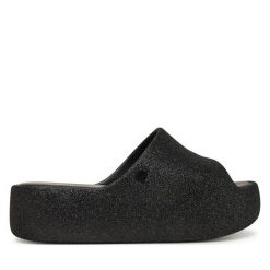 Klapki Melissa. Czarne klapki damskie Melissa, bez wzorów, bez obcasa, bez zapięcia. Za 439.99 zł.