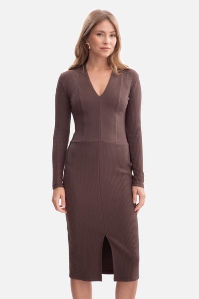 Bawełniana sukienka dzianinowa ołówkowa z dekoltem V brąz. Sukienki damskie Bewear, do pracy, na jesień, s, bez wzorów, z bawełny, biznesowe, bez kołnierzyka, bez ramiączek, ołówkowe. Za 269.00 zł.