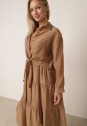 Brązowy Letni Komplet z Tencelu Sukienka na Ramiączkach i Transparentna Koszula Thassa. Brązowe koszule damskie Born2be, bez wzorów, z materiału, eleganckie, bez kołnierzyka, bez ramiączek. Za 149.99 zł.