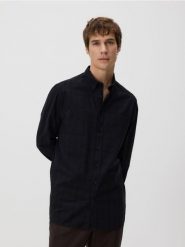 Koszula regular z bawełny egipskiej - czarny. Czarne koszule męskie Reserved, l, bez wzorów, z bawełny, bez kołnierzyka, bez ramiączek. W wyprzedaży za 39.99 zł.