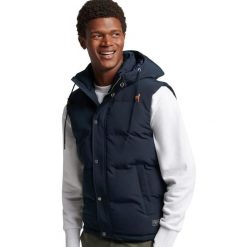 Kurtka bez rękawów z kapturem Superdry Everst. Niebieskie kurtki męskie Superdry, na zimę, m, bez wzorów, z materiału, eleganckie, z kapturem. Za 526.50 zł.