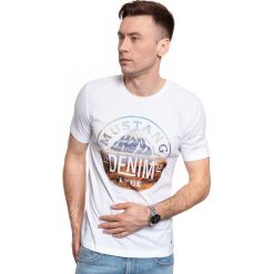 KOSZULKA MUSTANG Alex C Print 1010125 2045. Białe t-shirty męskie Mustang, m, bez wzorów, bez kołnierzyka, bez ramiączek. Za 59.99 zł.