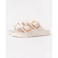 Klapki damskie Birkenstock Arizona Big Buckle Eva. Białe klapki damskie Birkenstock, bez wzorów, z materiału, klasyczne, bez obcasa, bez zapięcia. Za 324.45 zł.