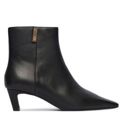 Botki Tommy Hilfiger. Czarne botki damskie Tommy Hilfiger, bez wzorów, bez obcasa, na słupku, bez zapięcia. Za 679.99 zł.
