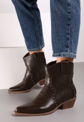 Brązowe Botki Kowbojki z Ozdobnymi Nitami Mevasia. Brązowe botki damskie Born2be, bez wzorów, bez obcasa, na obcasie, bez zapięcia. Za 129.99 zł.