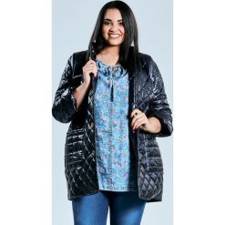 Granatowy metalizowany płaszcz - kurtka OVERSIZE PLUS SIZE JESIEŃ. Niebieskie płaszcze damskie Moda Size Plus Iwanek, na jesień, plus size, bez wzorów, z jeansu, biznesowe, bez kołnierzyka, bez kaptura. W wyprzedaży za 179.00 zł.