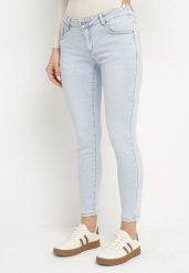 Jasnoniebieskie Jeansy o Dopasowanym Kroju z Niskim Stanem Kolithria. Niebieskie jeansy damskie Born2be, bez wzorów, z jeansu, eleganckie, z obniżonym stanem. Za 109.99 zł.
