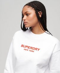 Luźny sweter z okrągłym dekoltem Sport Luxe. Białe swetry nierozpinane damskie Superdry, bez wzorów, z bawełny, sportowe, bez kołnierzyka, bez ramiączek. Za 334.20 zł.