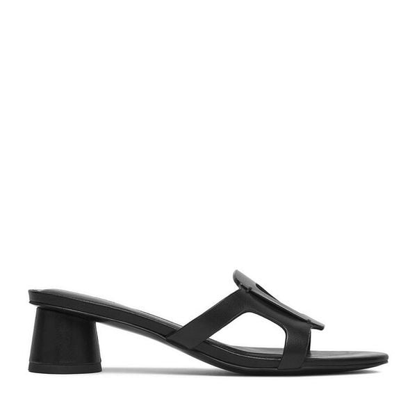 Klapki GINO ROSSI. Czarne klapki damskie Gino Rossi, bez wzorów, bez obcasa, bez zapięcia. Za 229.99 zł.