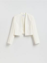 Krótka marynarka - biały. Białe marynarki i żakiety damskie Reserved, bez wzorów, z tkaniny, bez kołnierzyka, bez ramiączek. Za 169.99 zł.