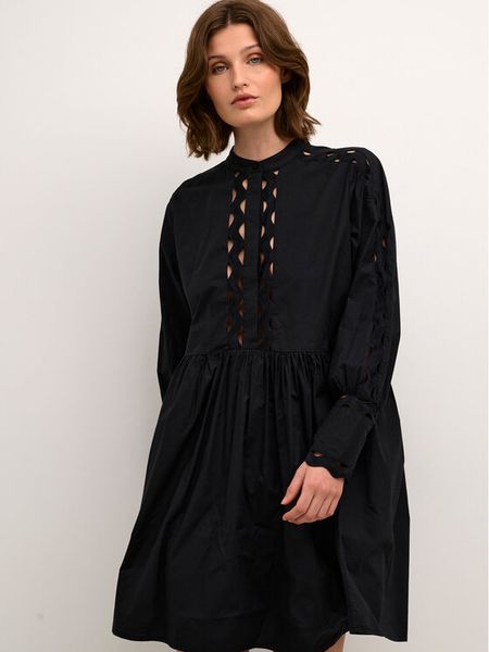 Karen by Simonsen Sukienka codzienna Kuellakb 10104689 Czarny Regular Fit. Czarne sukienki damskie Karen by Simonsen, na co dzień, bez wzorów, z bawełny, bez kołnierzyka, bez ramiączek, proste. Za 299.99 zł.