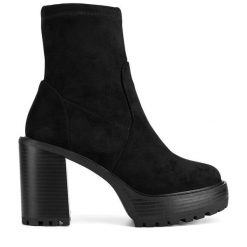 Botki Nine West. Czarne botki damskie Nine West, bez wzorów, bez obcasa, na słupku, bez zapięcia. Za 299.99 zł.