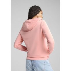 Damska bluza z kapturem ESS METALLIC PUMA Pink Fruit Metallic Silver. Czerwone bluzy damskie Puma, s, bez wzorów, sportowe, bez ramiączek, z kapturem. W wyprzedaży za 174.00 zł.