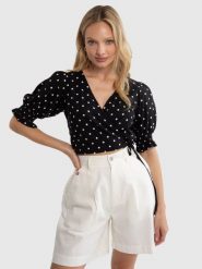 Bluzka damska z wiskozy o krótkim kroju w kropki czarna Tigola 906. Czarne bluzki damskie BIG STAR, l, bez wzorów, z tkaniny, eleganckie, bez kołnierzyka, bez ramiączek. W wyprzedaży za 119.99 zł.