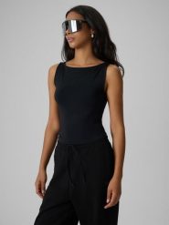 4F Top slim z modalem damski - czarny XS. Czarne topy damskie 4F, xs, bez wzorów, z dzianiny, bez kołnierzyka, bez ramiączek. Za 49.99 zł.