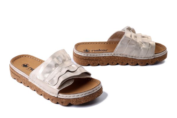 RIEKER V8763-60 beige, klapki damskie. Brązowe klapki damskie Rieker, na lato, bez wzorów, bez obcasa, bez zapięcia. Za 289.90 zł.