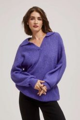 Sweter z dekoltem w serek fioletowy. Fioletowe swetry nierozpinane damskie MOODO, l, bez wzorów, z elastanu, bez kołnierzyka, bez ramiączek. W wyprzedaży za 55.99 zł.
