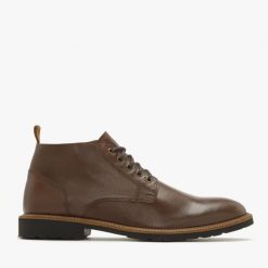 Brązowe męskie trzewiki w stylu casual WASYL. Brązowe botki męskie Ryłko, bez wzorów, ze skóry, casualowe, bez obcasa, bez zapięcia. Za 479.99 zł.