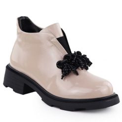 Skórzane botki damskie z ozdobą lakierowane beżowe Filippo DBT6370. Brązowe botki damskie Filippo, z aplikacjami, z lakierowanej skóry, bez obcasa, bez zapięcia. Za 131.99 zł.