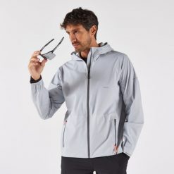 Kurtka do biegania przeciwdeszczowa męska Kiprun Run 900. Szare kurtki sportowe męskie KIPRUN, l, bez wzorów, z materiału, bez kaptura, do biegania. Za 399.99 zł.