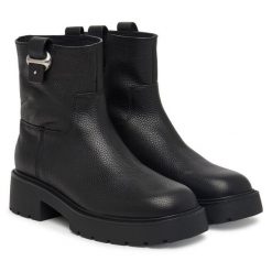 Botki Calvin Klein. Czarne botki damskie Calvin Klein, bez wzorów, bez obcasa, na płaskiej podeszwie, bez zapięcia. Za 799.99 zł.