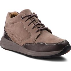 Trzewiki CLARKS - Un Coast Dry 261382947 Taupe Nubuck. Brązowe botki męskie Clarks, bez wzorów, z materiału, eleganckie, bez obcasa, bez zapięcia. W wyprzedaży za 369.00 zł.