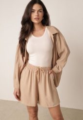 Beżowe Letnie Szorty Casual z Wysokim Stanem z Dużą Zawartością Wiskozy Agarione. Brązowe szorty damskie Born2be, bez wzorów, z materiału, casualowe, z podwyższonym stanem. Za 29.99 zł.