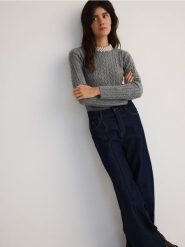 Sweter z ozdobnym dekoltem - szary. Szare swetry nierozpinane damskie Reserved, l, bez wzorów, z dzianiny, bez kołnierzyka, bez ramiączek. W wyprzedaży za 59.99 zł.