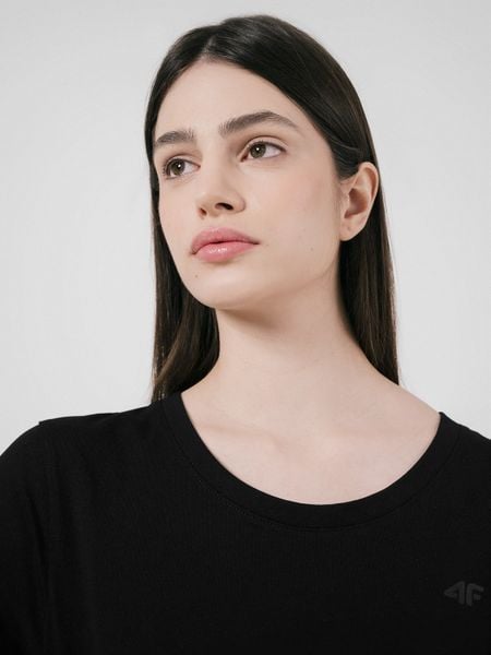 4F T-shirt damski M. Czarne t-shirty damskie 4F, m, bez wzorów, z bawełny, klasyczne, bez kołnierzyka, bez ramiączek. W wyprzedaży za 39.99 zł.