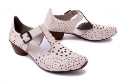 RIEKER 43796-60 beige, czółenka damskie. Brązowe czółenka damskie Rieker, na lato, w ażurowe wzory, ze skóry, bez obcasa, na obcasie, bez zapięcia. Za 179.94 zł.