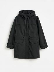 Długa parka z kapturem - czarny. Czarne parki damskie Reserved, l, bez wzorów, z tkaniny, z kapturem. Za 179.99 zł.