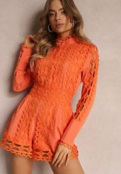 Pomarańczowy Krótki Kombinezon z Ażurowej Tkaniny ze Stójką Violras. Brązowe sukienki damskie Renee, m, w ażurowe wzory, z tkaniny, boho, bez kołnierzyka, bez ramiączek, mini. Za 169.99 zł.