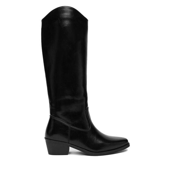 Kozaki JENNY. Czarne kozaki damskie Jenny, bez wzorów, bez obcasa, na słupku, bez zapięcia. Za 249.99 zł.